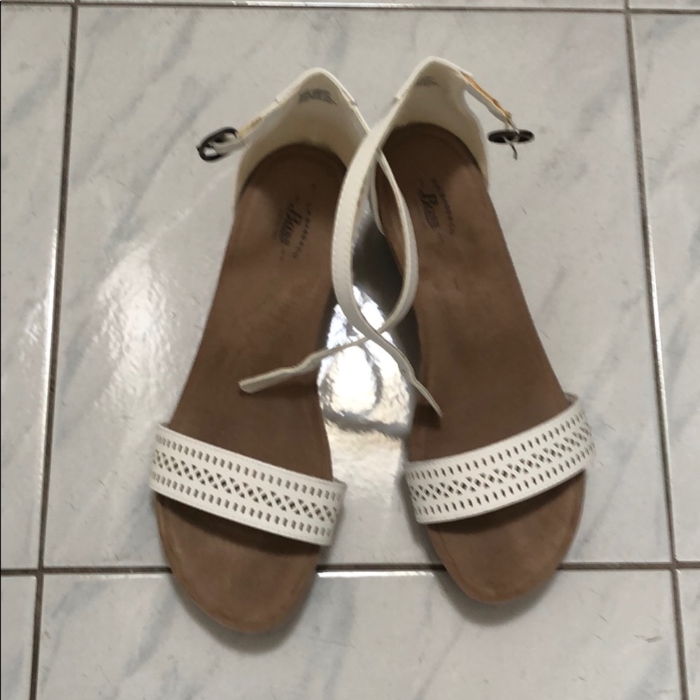NWOT! White shoes with a small wedge, from Bass.